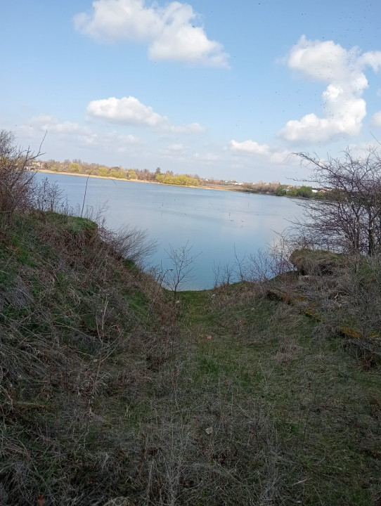 SUPER OCAZIE SE VINDE TEREN CU DESCHIDRE LA LAC