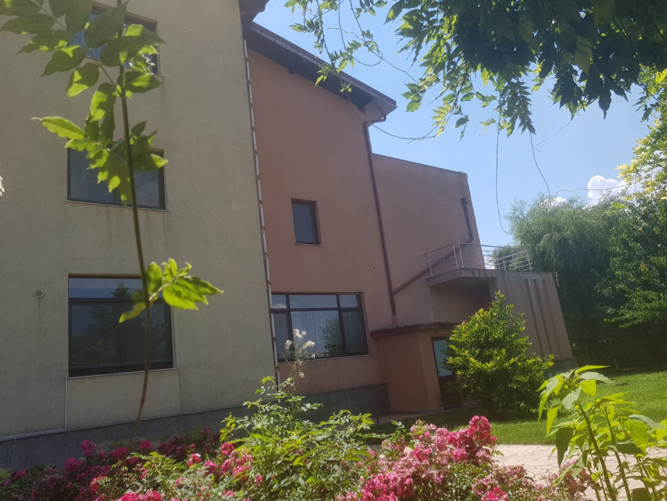 VAND VILA DUPLEX DE LUX 800 MP UTILI SI 1130 MP TEREN LANGA LACUL CERNICA 