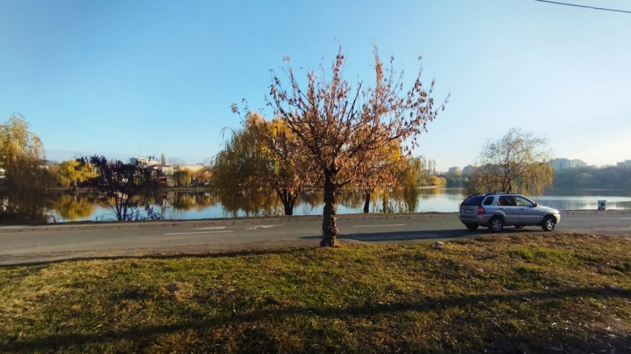 VAND TEREN INTRAVILAN 300 MP CU 2 DESCHIDERI LANGA LACUL TEI