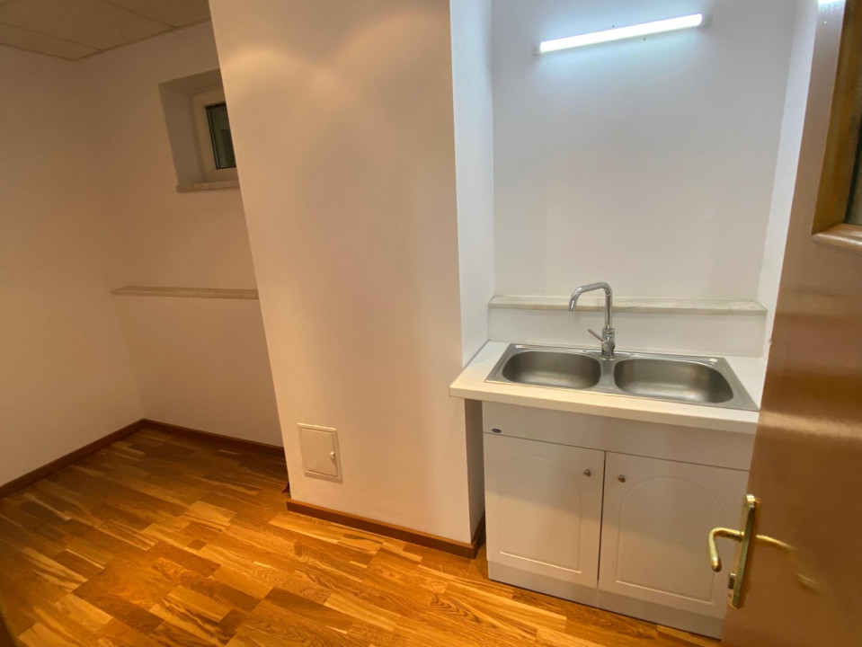 SE VINDE APARTAMENT DECOMANDAT 10 CAMERE LUX 456 MP UTILI IN ZONA AVIATORILOR