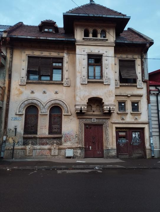 SE VINDE FOSTA CLINICA NECESITA RENOVARE IN ZONA CENTRALA FOISORUL DE FOC