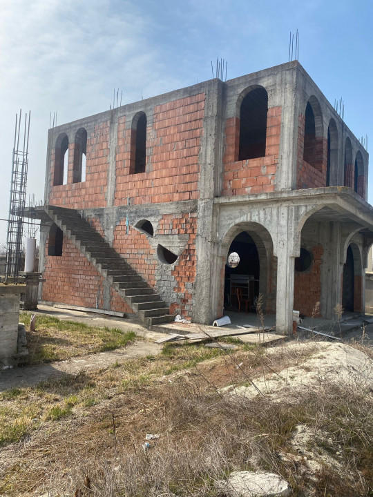 VAND VILA SI CASA CU 2 GARAJE SI TEREN 2000MP IN TARTASESTI DAMBOVITA