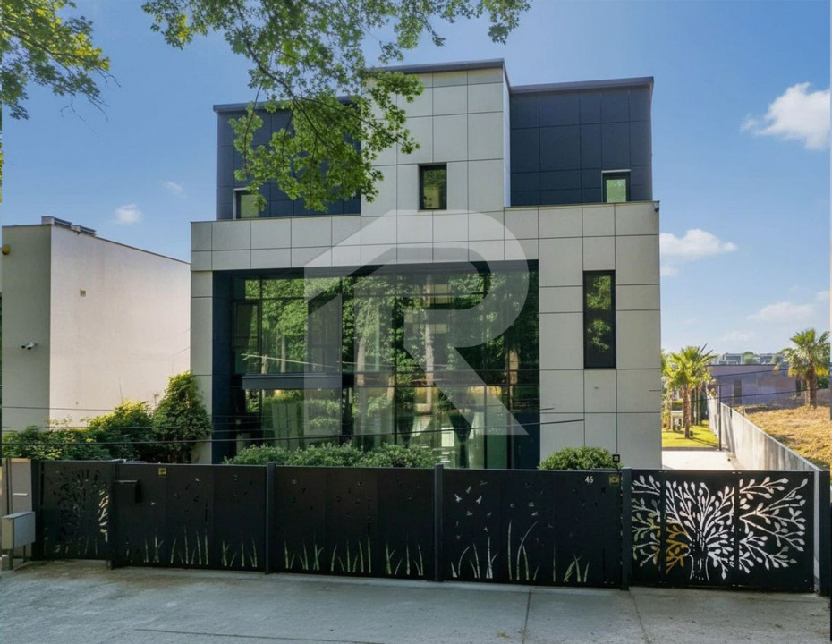 Pe Malul Snagovului, Unde Luxul Devine Cotidian