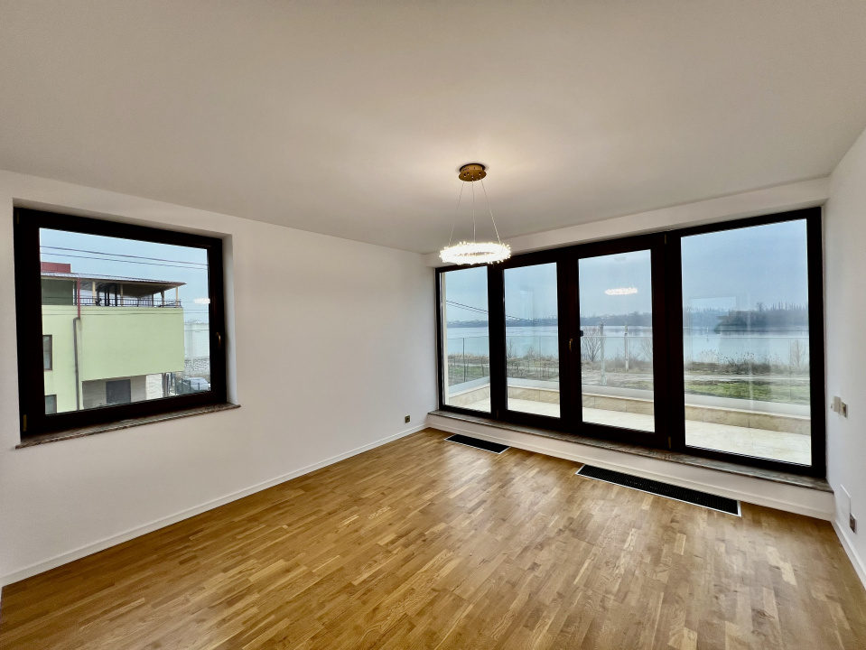 Vilă cu Arhitectură Moderna - Vedere la Lac