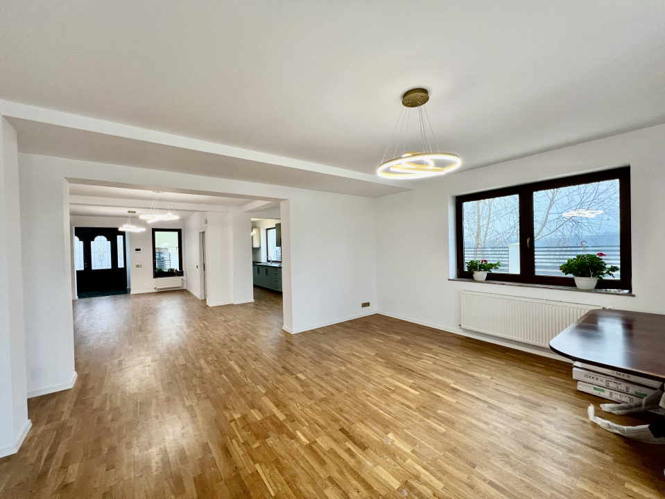 Vilă cu Arhitectură Moderna - Vedere la Lac