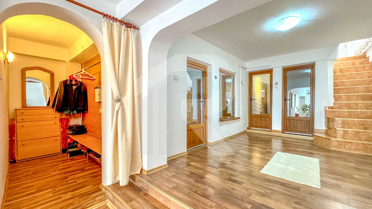 Casa | 356 mpc | Lot 1422 mp | Atelier de creatie | Locuinta/sediu | Baicoi